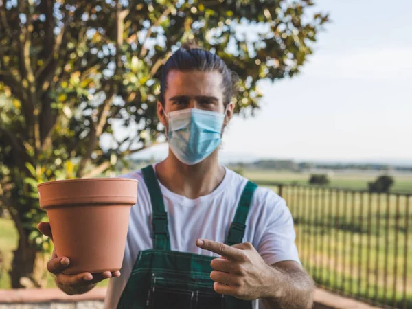 Jardineiro Usando Uma Máscara Vendendo Pote — Fotografia de Stock