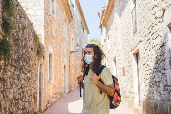 Jovem Usando Uma Máscara Livre — Fotografia de Stock