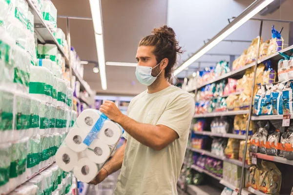 Jovem Comprando Suprimentos Supermercado Com Uma Máscara Médica — Fotografia de Stock