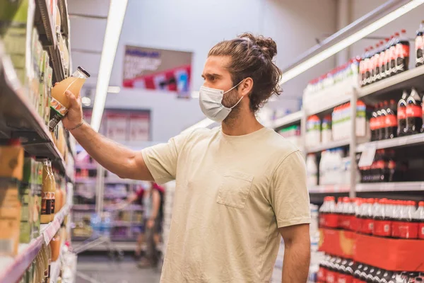 Młody Człowiek Kupuje Zapasy Supermarkecie Maską Medyczną — Zdjęcie stockowe