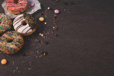 Siyah bir masada renkli çörekler.