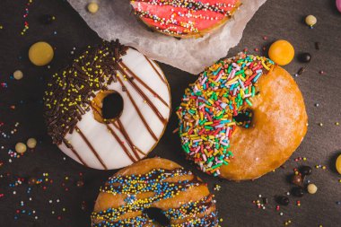 Siyah bir masada renkli çörekler.