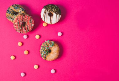 Pembe anb mavisi arka planda renkli çörekler ve biraz da şeker.