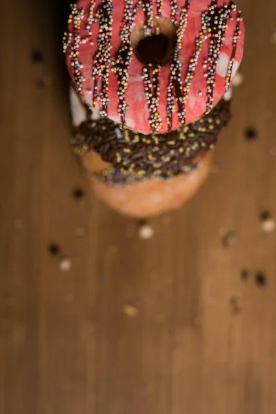 Donuts Coloridos Uma Mesa Madeira Com Alguns Doces — Fotografia de Stock