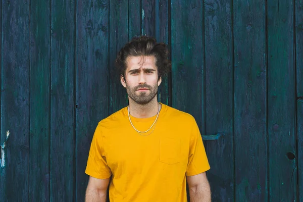 Retrato Joven Con Pelo Largo Pie Frente Una Pared Azul — Foto de Stock