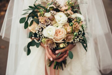 Şık düğün buket düğün gün gelinin elinde güzel ve pahalı çiçek