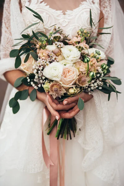 Bouquet Casamento Elegante Flores Bonitas Caras Nas Mãos Noiva Dia — Fotografia de Stock