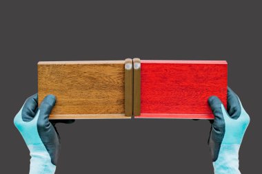 Eldivenli bir yükleyici plastik Windows üzerinde farklı renklerde kurulum için lamine metal kalıpları tutar