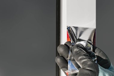 İşçi plastik profilden çıkartmayı çıkarıyor.