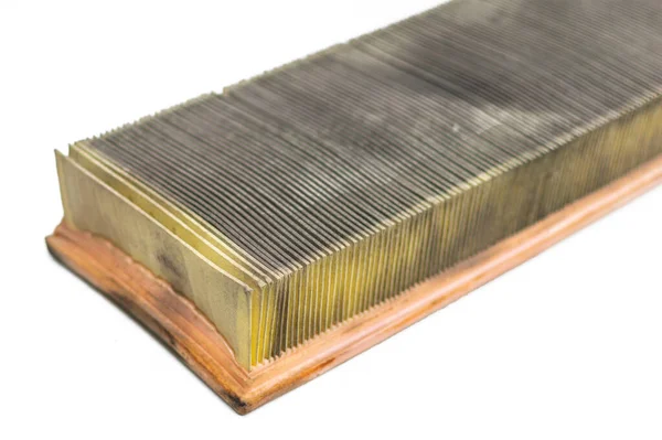 Beyaz arka planda kullanılmış eski araba hava filtresi