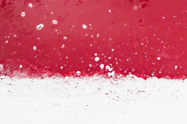赤と白の背景に水の動きの写真 — ストック写真