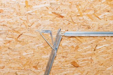 Yeni kapı panjurlarının montajının bir parçası. Odanın içinden bak