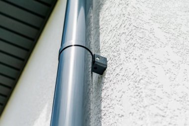 Garaj ve evin duvarına yeni bir drenaj borusu tamir ediyorum.