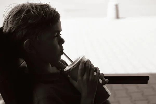 Маленький Мальчик Сидит Летнем Кафе Пьет Освежающий Напиток — стоковое фото