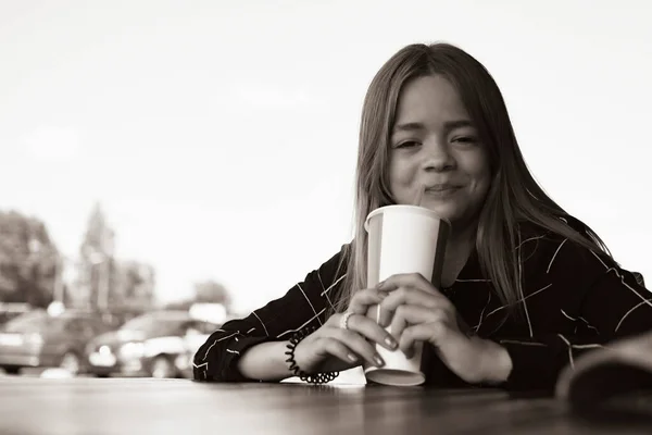 Ένα Νεαρό Κορίτσι Κάθεται Ένα Καλοκαιρινό Καφέ Και Πίνει Ένα — Φωτογραφία Αρχείου