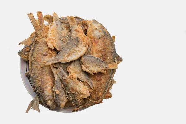 Piatto Pieno Pesce Fiume Fritto Uno Sfondo Leggero — Foto Stock