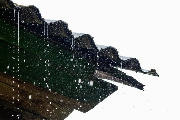 Imagem Preto Branco Telhado Uma Casa Durante Uma Chuva Verão — Fotografia de Stock