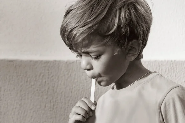 Imagen Blanco Negro Niño Comiendo Helado Blanco —  Fotos de Stock