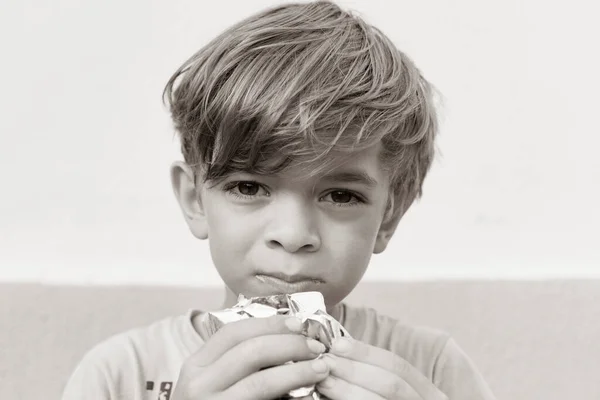 Черно Белое Изображение Мальчика Поедающего Белое Мороженое — стоковое фото