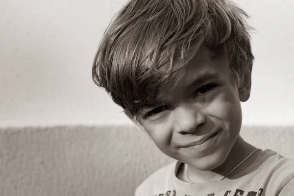 Ασπρόμαυρο Πορτραίτο Μικρού Αγοριού Στην Αυλή — Φωτογραφία Αρχείου