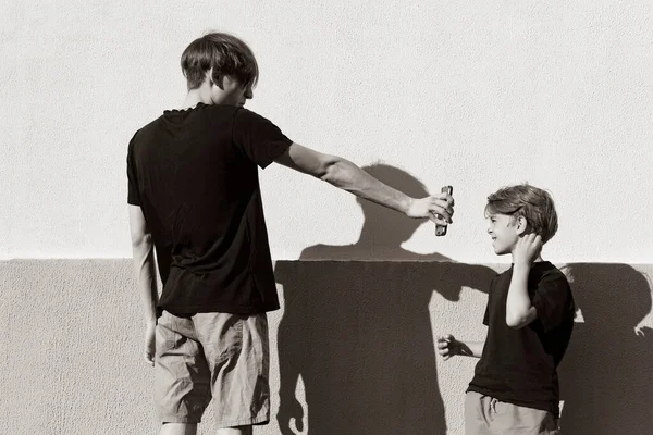 Een Kleine Jongen Speelt Met Zijn Oudere Broer Binnenplaats Van — Stockfoto