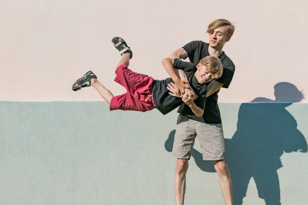 Een Jongetje Speelt Met Zijn Oudere Broer Binnenplaats Van Het — Stockfoto