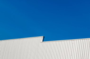 Modern bir binanın arka tarafının parçası.