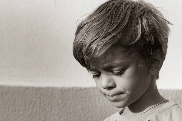 Retrato Blanco Negro Niño Pequeño Patio —  Fotos de Stock