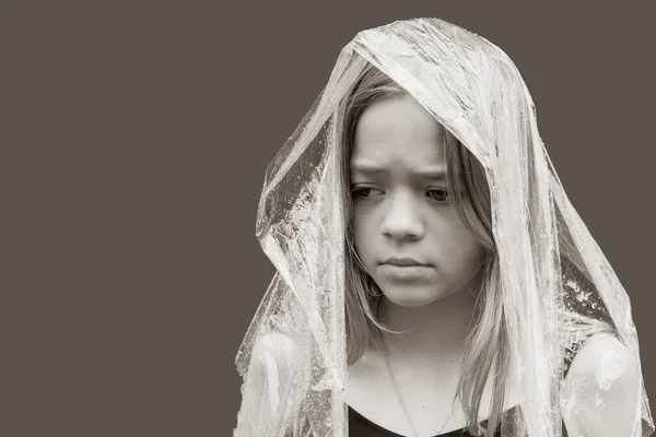 Молодая Девушка Укрывается Дождя Пленкой — стоковое фото