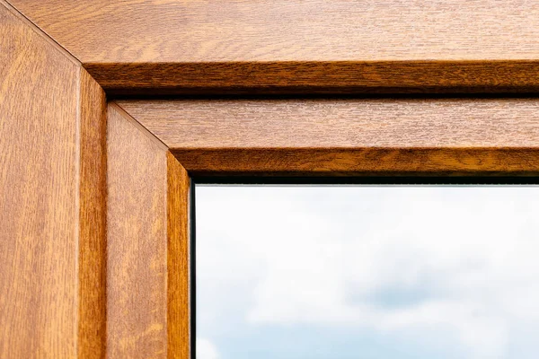 Aynalı çift camlı pencerelerde bölümleri olan plastik kaplamalı bir pencere parçası