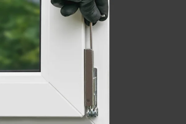 Sihirbaz plastik penceredeki donanımı ayarlar