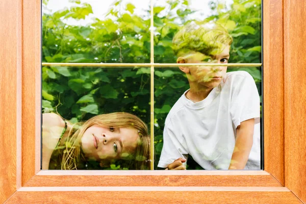 Aynalı çift camlı pencerelerde bölümleri olan plastik kaplamalı bir pencere parçası