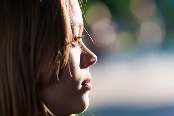 Una Joven Perfil Sobre Fondo Del Sol Tarde —  Fotos de Stock