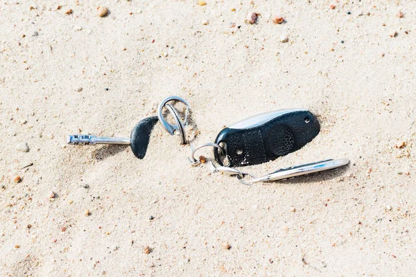 Klíče Auta Klíčem Budíkem Ztracené Písku — Stock fotografie