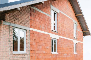 İnşaat halindeki evde yeni plastik beyaz pencereler