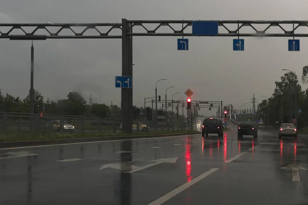 傍晚雨天从路上的车看风景 — 图库照片