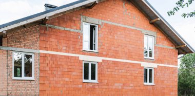 İnşaat halindeki evde yeni plastik beyaz pencereler