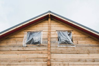 Ahşap kirişlerden yapılmış yapım aşamasındaki bir evin parçası.