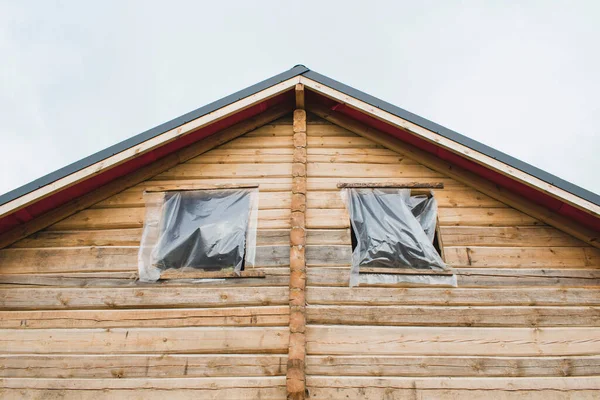 Ahşap kirişlerden yapılmış yapım aşamasındaki bir evin parçası.