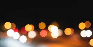 Gece ışıklarının sokaktaki bulanık görüntüsü