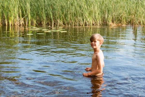 Ein Kleiner Junge Schwimmt Einem Waldsee Stockbild