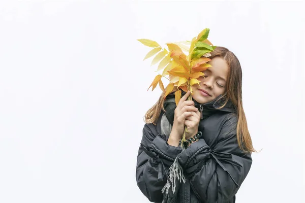 Uma Jovem Uma Jaqueta Quente Com Folhas Outono Fundo Branco — Fotografia de Stock