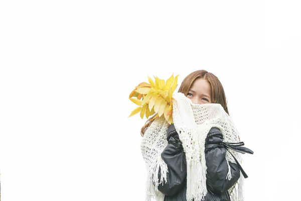 Een Jong Meisje Een Warme Jas Met Herfstbladeren Een Witte — Stockfoto