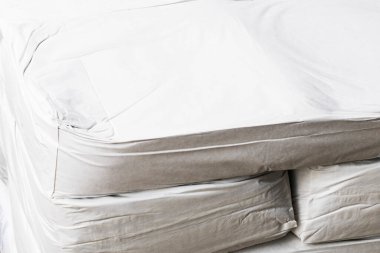 Yığılan malların taşınması için büyük kağıt paketleme çantaları