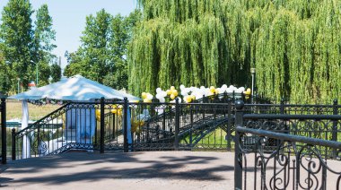 Göl kenarındaki bir parkta düğün töreni için süslemeler.