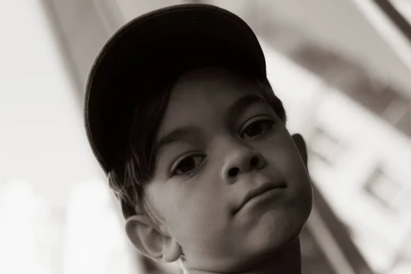 Immagine Bianco Nero Bambino Con Cappello Città — Foto Stock