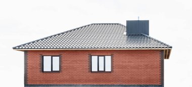 Yeni Windows 'u olan yeni bir ev. Tuğlaya bakan beyaz duvar ustası