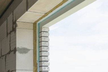 Windows kurulumu için hazırlanan yeni bir evde pencere açılışı