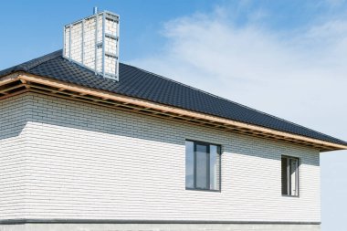 Yeni Windows 'u olan yeni bir ev. Tuğlaya bakan beyaz duvar ustası