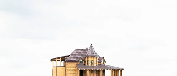 Новый Большой Дом Деревянных Буков Светлом Фоне Крыша Металла — стоковое фото